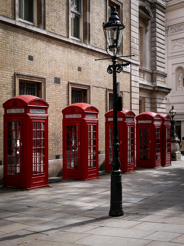 Знаменитые красные телефонные будки © Анастасия Сахарова